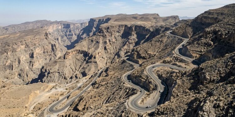 Cortando as encostas de Jebel Shams, a montanha do sol em Omã, a desafiadora estrada de terra margeia o maior e mais profundo cânion do Oriente Médio