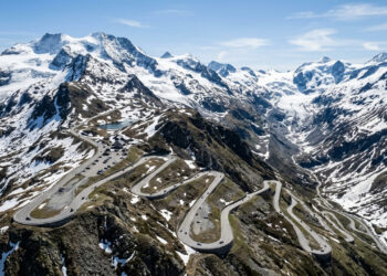 Alcançando a estrada totalmente interna mais alta da Suíça, a 2.478 metros de altitude, a rodovia de montanha oferece vistas espetaculares de geleiras
