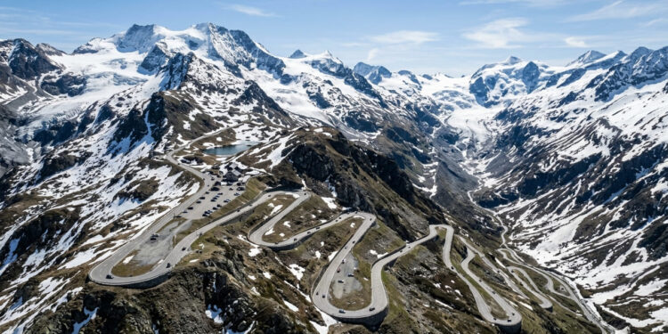 Alcançando a estrada totalmente interna mais alta da Suíça, a 2.478 metros de altitude, a rodovia de montanha oferece vistas espetaculares de geleiras