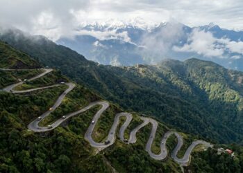Serpenteando pela antiga Rota da Seda, a mais de 3.000 metros de altitude, a rodovia indiana possui 30 curvas fechadas que parecem um caracol gigante