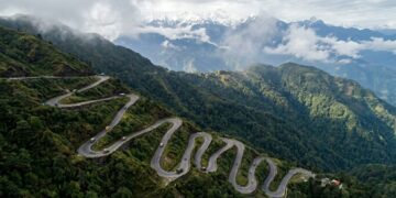 Serpenteando pela antiga Rota da Seda, a mais de 3.000 metros de altitude, a rodovia indiana possui 30 curvas fechadas que parecem um caracol gigante