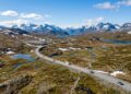 Com pista livre que atinge 1.389 metros de altitude, a rota turística norueguesa atravessa um dos planaltos montanhosos mais isolados do país
