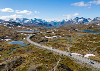 Com pista livre que atinge 1.389 metros de altitude, a rota turística norueguesa atravessa um dos planaltos montanhosos mais isolados do país