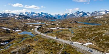 Com pista livre que atinge 1.389 metros de altitude, a rota turística norueguesa atravessa um dos planaltos montanhosos mais isolados do país