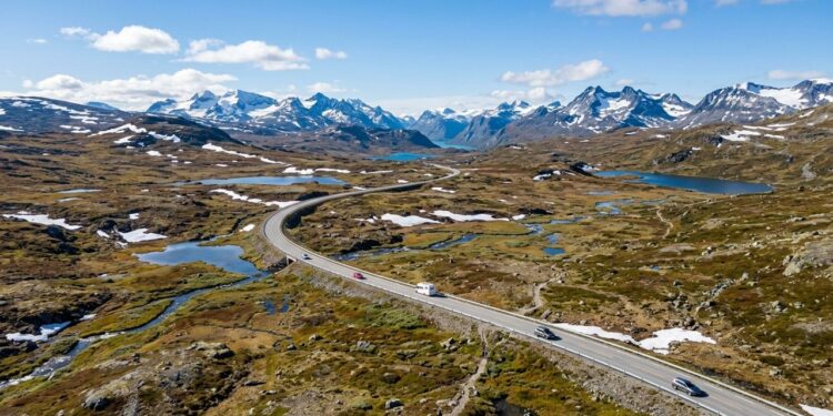 Com pista livre que atinge 1.389 metros de altitude, a rota turística norueguesa atravessa um dos planaltos montanhosos mais isolados do país