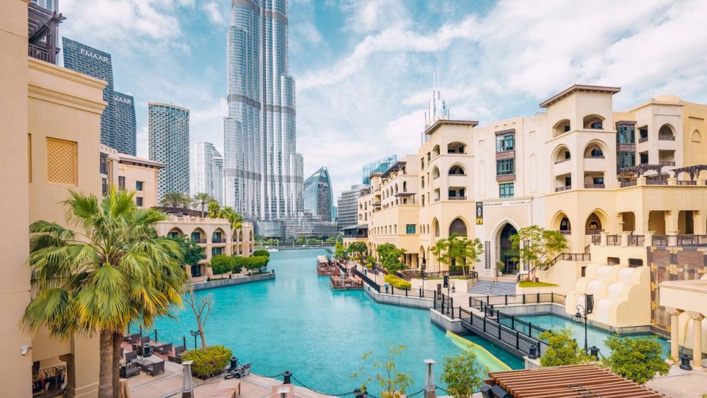 Metrópole do deserto que abriga a maior torre do mundo, com 828 metros de altura, destaca-se por ilhas artificiais e arquitetura futurista