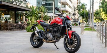A naked italiana de 111 hp tenta provar que leveza e torque em baixa podem valer mais que cilindrada exibida no tanque