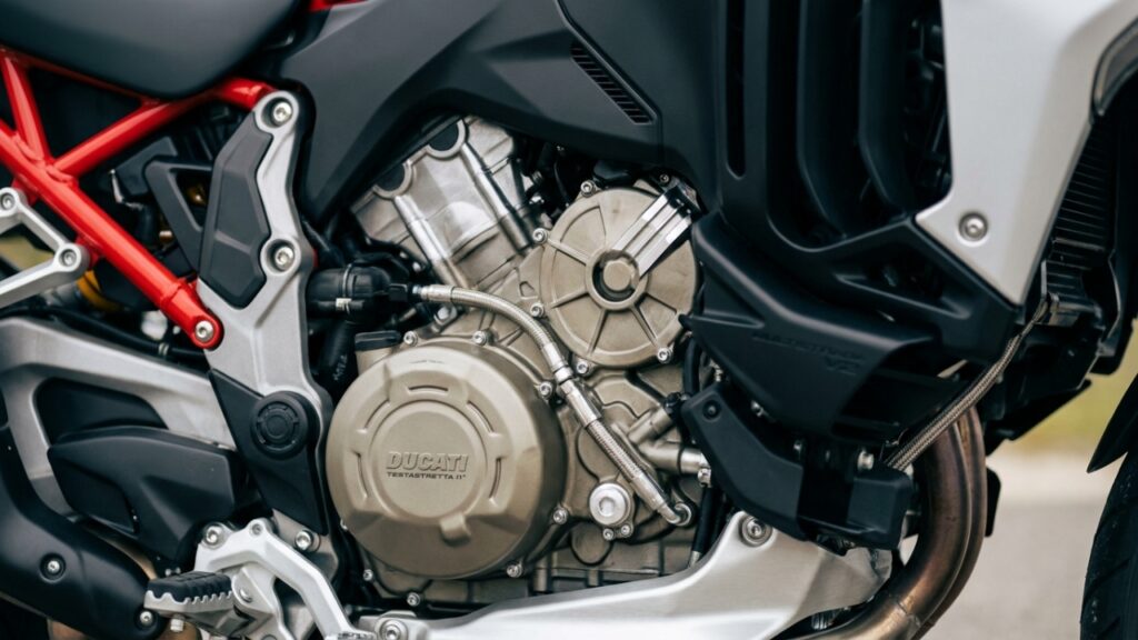 A aventureira italiana de 937 cc quer vender estrada longa, eletrônica e conforto sem perder o temperamento de moto esportiva