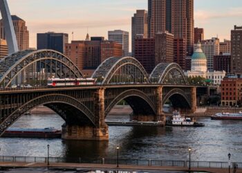 Com três arcos metálicos monumentais e inaugurada em 1874, a icônica estrutura em Saint Louis foi a primeira ponte de aço construída no mundo