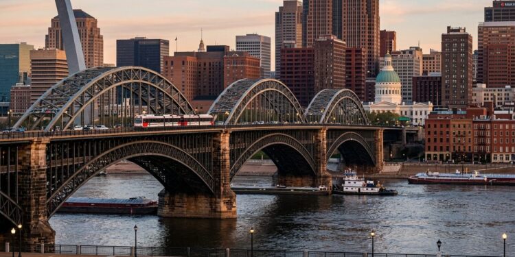 Com três arcos metálicos monumentais e inaugurada em 1874, a icônica estrutura em Saint Louis foi a primeira ponte de aço construída no mundo