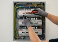 O que um eletricista cobra para trocar o quadro de disjuntores de uma casa antiga de 60 m² em 2026