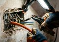 Quanto um eletricista cobra para fazer o mapeamento e a troca completa da fiação elétrica de uma casa antiga em 2026
