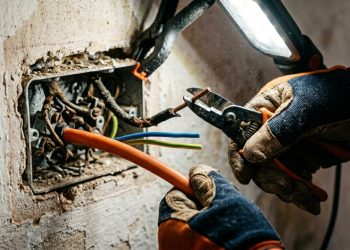 Quanto um eletricista cobra para fazer o mapeamento e a troca completa da fiação elétrica de uma casa antiga em 2026