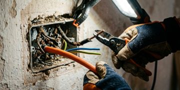 Quanto um eletricista cobra para fazer o mapeamento e a troca completa da fiação elétrica de uma casa antiga em 2026