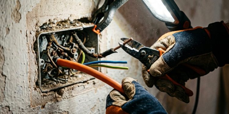 Quanto um eletricista cobra para fazer o mapeamento e a troca completa da fiação elétrica de uma casa antiga em 2026