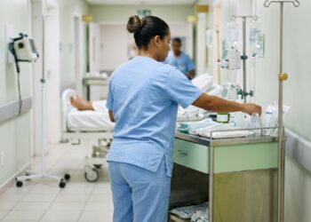 Quanto ganha um técnico em enfermagem em 2026 e quais especialidades e turnos pagam acima da média