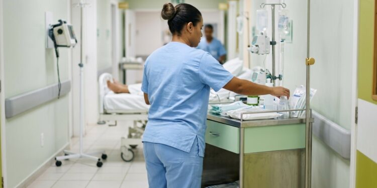Quanto ganha um técnico em enfermagem em 2026 e quais especialidades e turnos pagam acima da média
