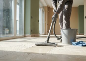 Quanto custa contratar uma equipe de limpeza pós-obra em 2026 e por que rejunte, poeira fina e tinta seca encarecem a faxina