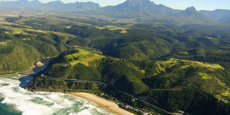 A deslumbrante rota de 300 km que costeia o litoral sul-africano, revelando florestas nativas e lagunas em um dos trajetos mais verdes do país