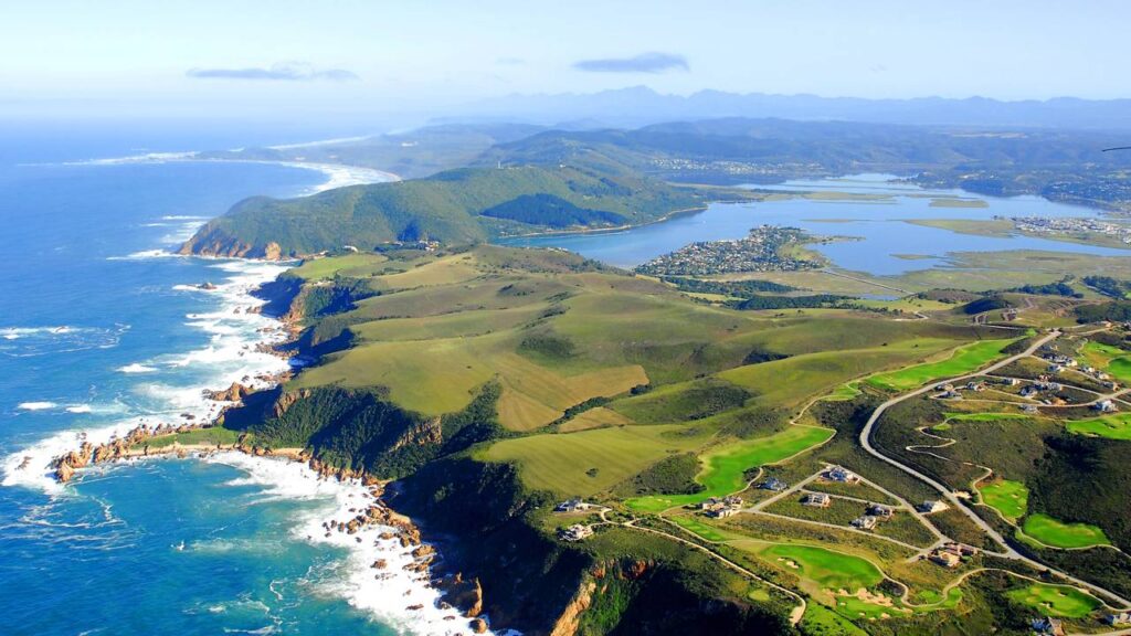 A deslumbrante rota de 300 km que costeia o litoral sul-africano, revelando florestas nativas e lagunas em um dos trajetos mais verdes do país