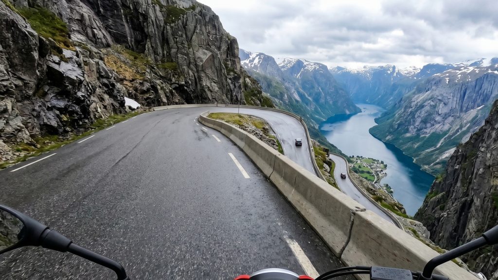 A vertiginosa estrada norueguesa de 27 curvas em grampo de cabelo e túnel
subterrâneo de 1.100 metros que desafia a coragem de qualquer piloto