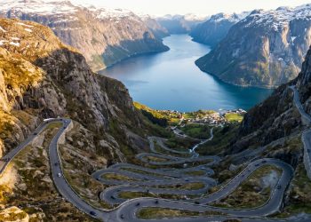 A vertiginosa estrada norueguesa de 27 curvas em grampo de cabelo e túnel subterrâneo de 1.100 metros que desafia a coragem de qualquer piloto