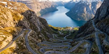 A vertiginosa estrada norueguesa de 27 curvas em grampo de cabelo e túnel subterrâneo de 1.100 metros que desafia a coragem de qualquer piloto