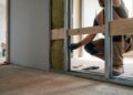Quanto custa contratar um gesseiro para instalar parede de drywall em 2026 e por que o isolamento muda a conta
