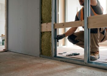 Quanto custa contratar um gesseiro para instalar parede de drywall em 2026 e por que o isolamento muda a conta