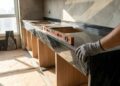 Quanto custa fazer uma bancada de granito para cozinha em 2026 e por que cuba, recorte e acabamento pesam mais que a pedra