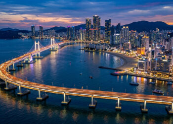 Com dois andares de pistas e uma iluminação artística em LED, a ponte suspensa virou o maior símbolo moderno da cidade costeira de Busan