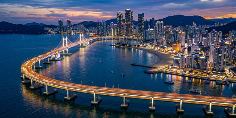 Com dois andares de pistas e uma iluminação artística em LED, a ponte suspensa virou o maior símbolo moderno da cidade costeira de Busan