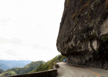A rodovia nas Filipinas atinge 2.255 metros de altitude no ponto mais alto; com pistas estreitas e neblina, a rota corta desfiladeiros perigosos