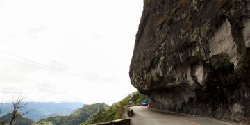 A rodovia nas Filipinas atinge 2.255 metros de altitude no ponto mais alto; com pistas estreitas e neblina, a rota corta desfiladeiros perigosos