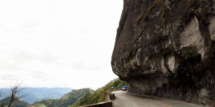A rodovia nas Filipinas atinge 2.255 metros de altitude no ponto mais alto; com pistas estreitas e neblina, a rota corta desfiladeiros perigosos