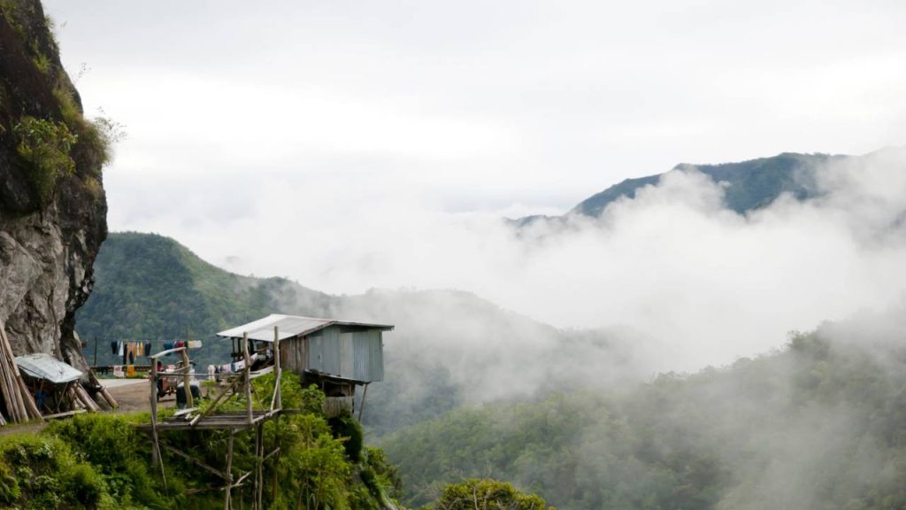A rodovia nas Filipinas atinge 2.255 metros de altitude no ponto mais alto; com pistas estreitas e neblina, a rota corta desfiladeiros perigosos