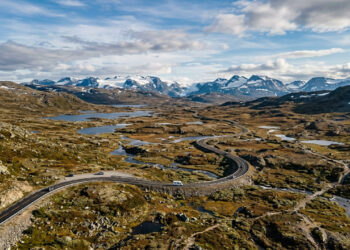 Atravessando o maior planalto de alta montanha da Europa, a estrada cênica norueguesa oferece uma vista única de geleiras e lagos