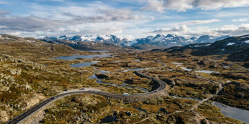 Atravessando o maior planalto de alta montanha da Europa, a estrada cênica norueguesa oferece uma vista única de geleiras e lagos