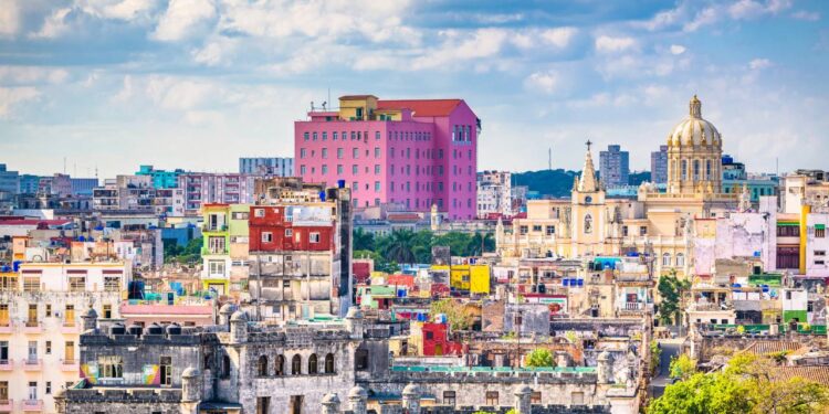 A charmosa capital caribenha famosa por seu calçadão de 8 km à beira-mar, que preserva carros clássicos e edifícios espanhóis do século XVI
