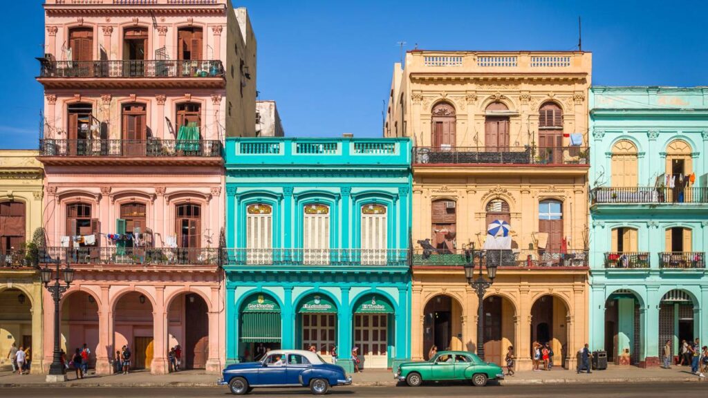 A charmosa capital caribenha famosa por seu calçadão de 8 km à beira-mar, que preserva carros clássicos e edifícios espanhóis do século XVI