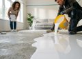 Quanto um aplicador de resina cobra para instalar o piso autonivelante de porcelanato líquido em uma área de 25 m² em 2026
