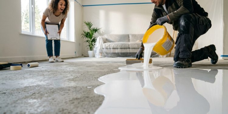 Quanto um aplicador de resina cobra para instalar o piso autonivelante de porcelanato líquido em uma área de 25 m² em 2026