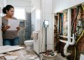 Quanto um eletricista e um encanador cobram juntos para reformar um banheiro de 4 m² em 2026