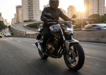 Esta naked de 471 cc aposta no motor bicilíndrico para atrair quem quer deixar as motos pequenas para trás