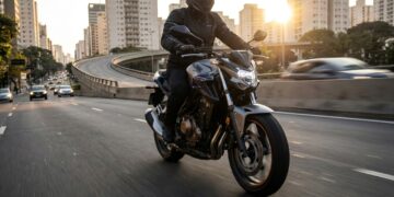 Esta naked de 471 cc aposta no motor bicilíndrico para atrair quem quer deixar as motos pequenas para trás