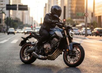 Embreagem eletrônica muda o jeito de pilotar esta quatro cilindros sem acabar com a sensação de moto de verdade