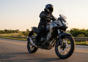 Com 471 cc, esta aventureira aposta em conforto para longas viagens sem o porte das big trails