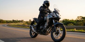 Com 471 cc, esta aventureira aposta em conforto para longas viagens sem o porte das big trails