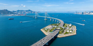 A estrutura colossal que cruza o mar chinês possui 55 km de extensão e conta com um túnel subaquático para conectar três grandes metrópoles