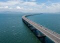 Com 64 km de extensão sobre o mar da China e inaugurada em 2018, a Ponte Hong Kong-Zhuhai-Macau é a maior travessia marítima do mundo e inclui um túnel subaquático no meio do percurso